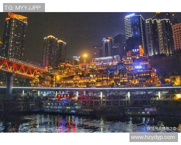 足球巨星畅游上海夜景 璀璨灯火下尽显风采与魅力