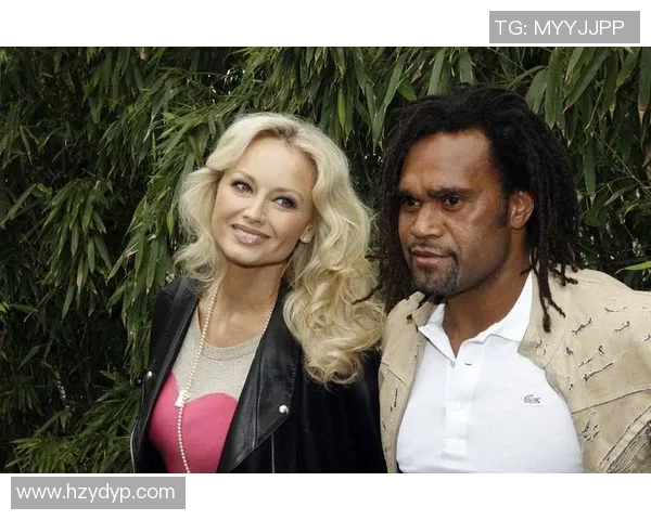 足球星太太团：聚焦球星背后的默默支持与精彩人生