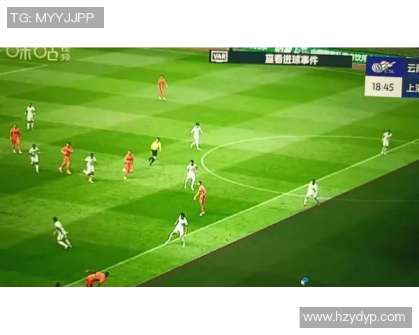 足球球星比赛中突发意外流血场面引发球迷广泛关注与热议